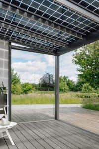 Wintergarten mit Terrassendach aus PV-Elementen von Solarlux.
