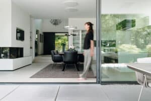 Ein modernes Einfamilienhaus mit großflächigen Terrassenschiebefenstern „Cero III“ und stilvoll gestalteter Außenanlage von Solarlux.