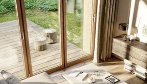 Ein modernes Wohnzimmer mit Glas-Faltwand Woodline und natürlichem Wohnambiente im All-Over Holzlook von SOLARLUX.
