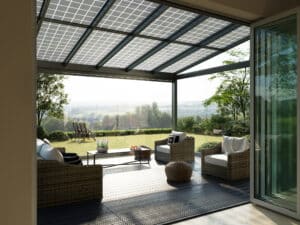 Wohnraumblick in den Wintergarten SDL Alerio mit dachgebundenen PV-Modulen und Glas-Faltwand von SOLARLUX.