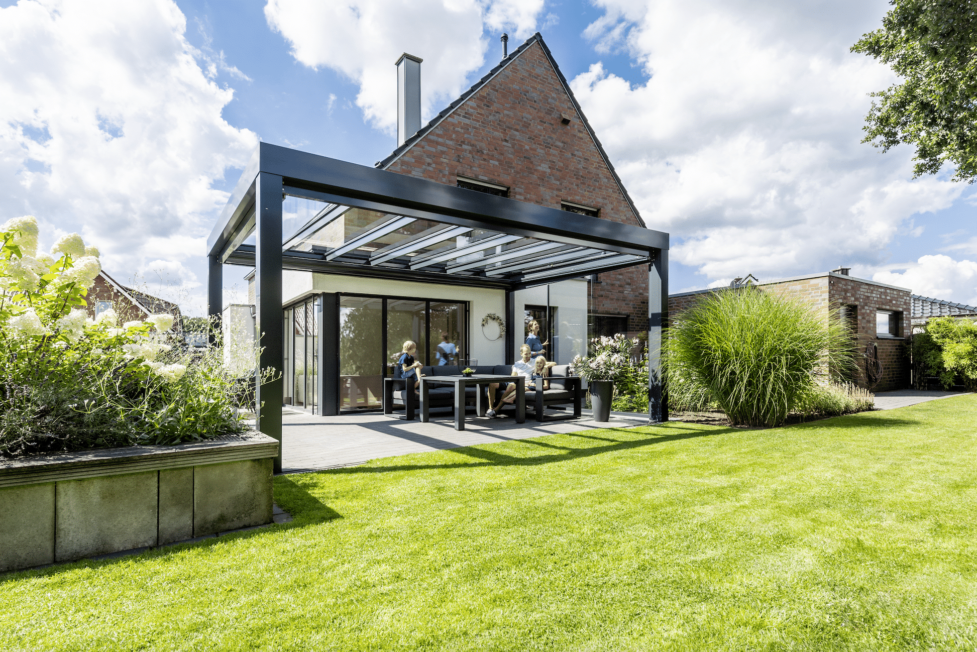 Mit dem Terrassendach Glashaus SDL Acubis von Solarlux sind sie perfekt vor der Witterung geschützt.