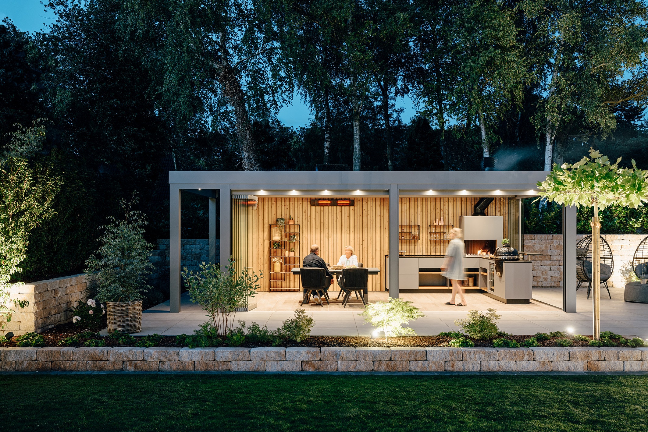 Grillabend mit Freunden im Glashaus Acubis von Solarlux mit großartiger Outdoorküche.