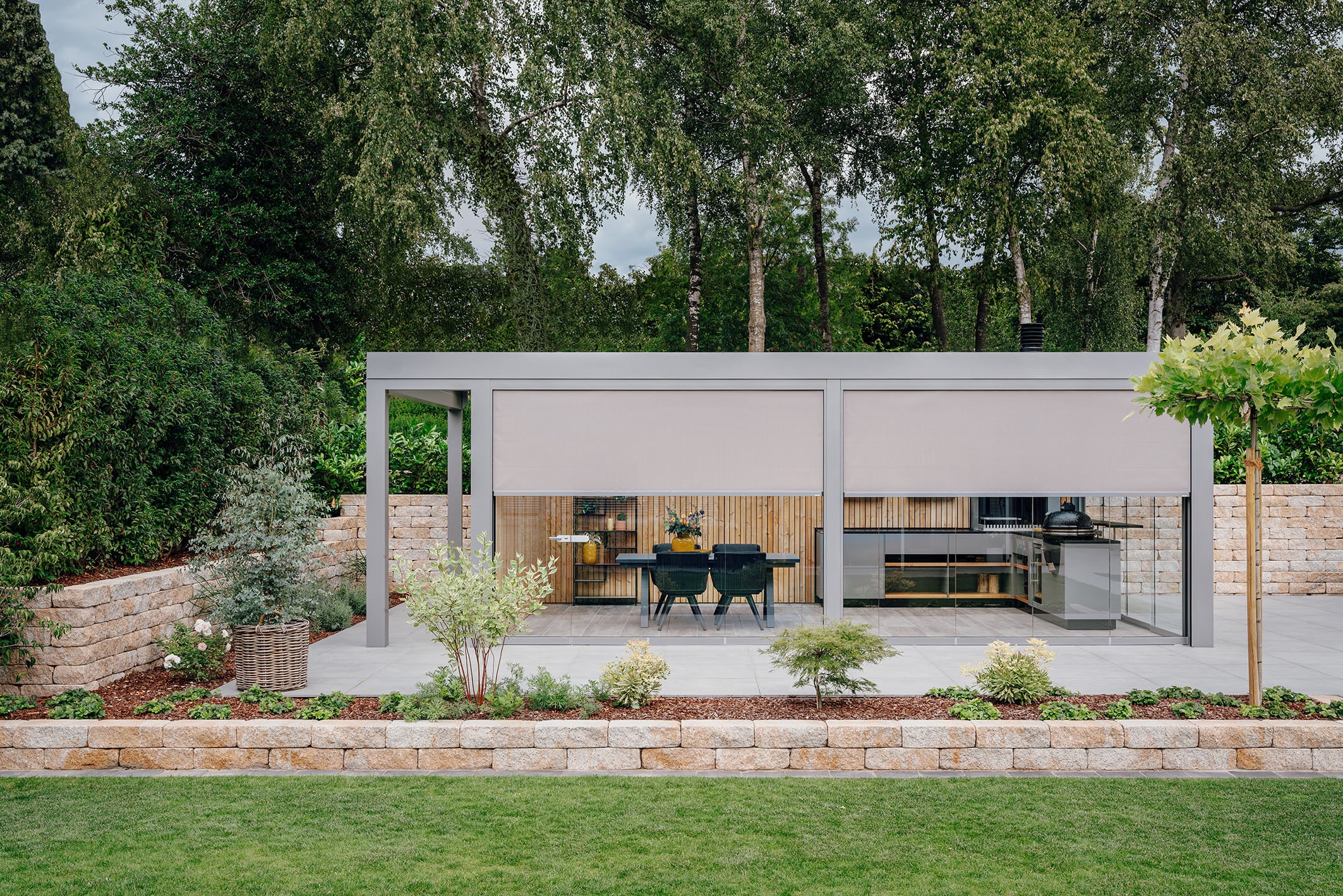 Glashaus Acubis mit geöffneten Seitenelementen und Textilbeschattung von Solarlux.