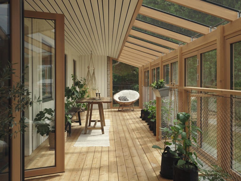 Durch eine weitere große Glas-Faltwand von Solarlux können die Bewohner*innen die Schnittstelle zwischen Innen- und Außenraum noch durchlässiger gestalten.