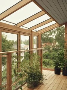 Die großzügige Verglasung von Solarlux schafft eine außergewöhnliche Raumatmosphäre. Der Anbau dient als effektiver Klimapuffer, mit dem sich Heizkosten einsparen lassen.