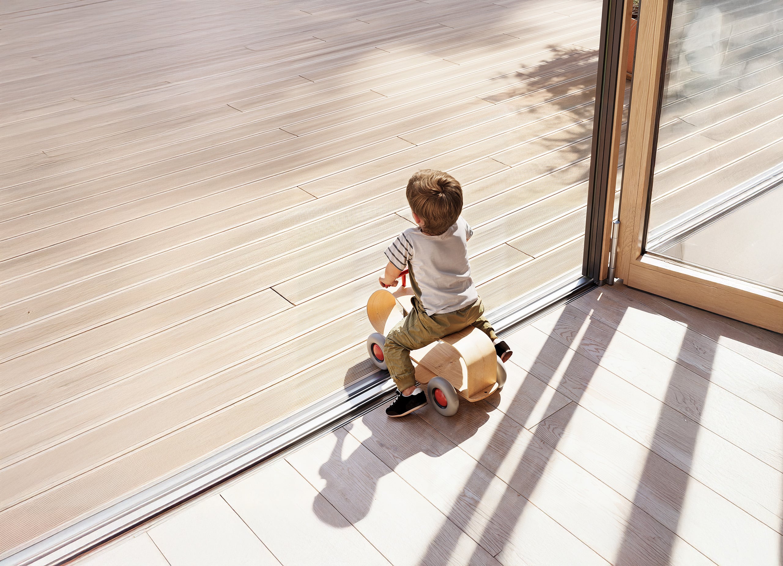 Mit der Bodenschiene "Smart 10" von Solarlux wird der erweiterte Wohnraum Terrasse zur unfallfreien, barrierefreien Zone - auch für die Kleinen.