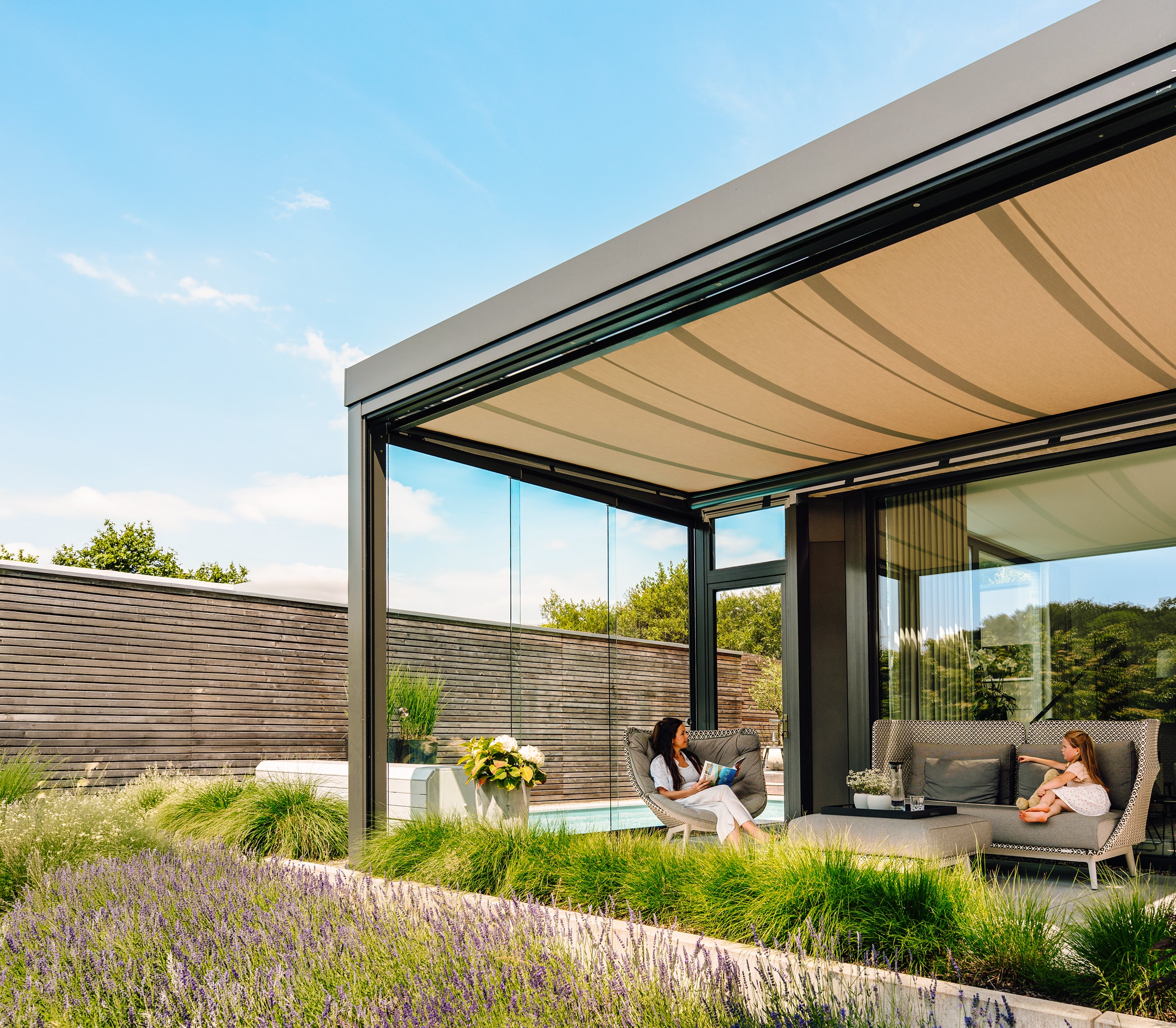 Glashaus Acubis von Solarlux bietet mit einer Markise angenehmen Schatten und Schutz für heiße Sommertage.