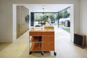 Solarlux präsentiert ein fertig saniertes Einfamilienhaus mit großer offenen Küche mit Glasfaltwänden an zwei Seiten, die zur Terrasse hin geöffnet werden können.