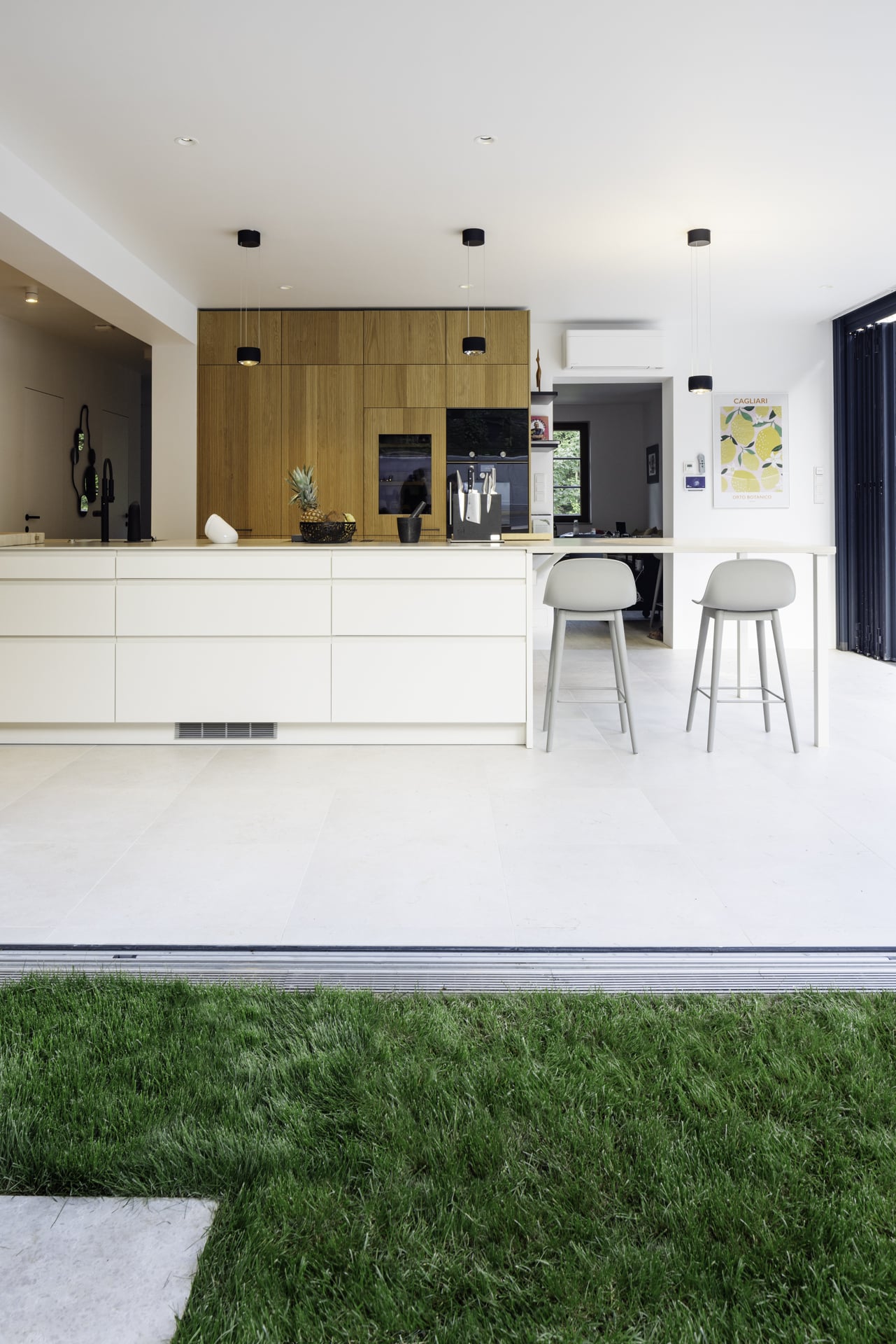 Solarlux präsentiert ein fertig saniertes Einfamilienhaus mit großer offenen Küche mit Essbereich und Glasfaltwänden, die zur Terrasse hin geöffnet werden können.