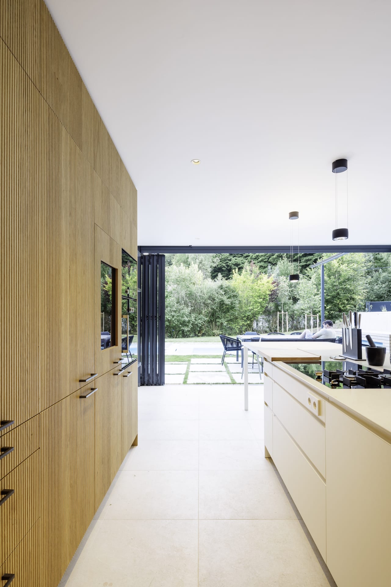 Solarlux präsentiert ein fertig saniertes Einfamilienhaus mit großer offenen Küche mit Glasfaltwänden, die zur Terrasse hin geöffnet werden können.