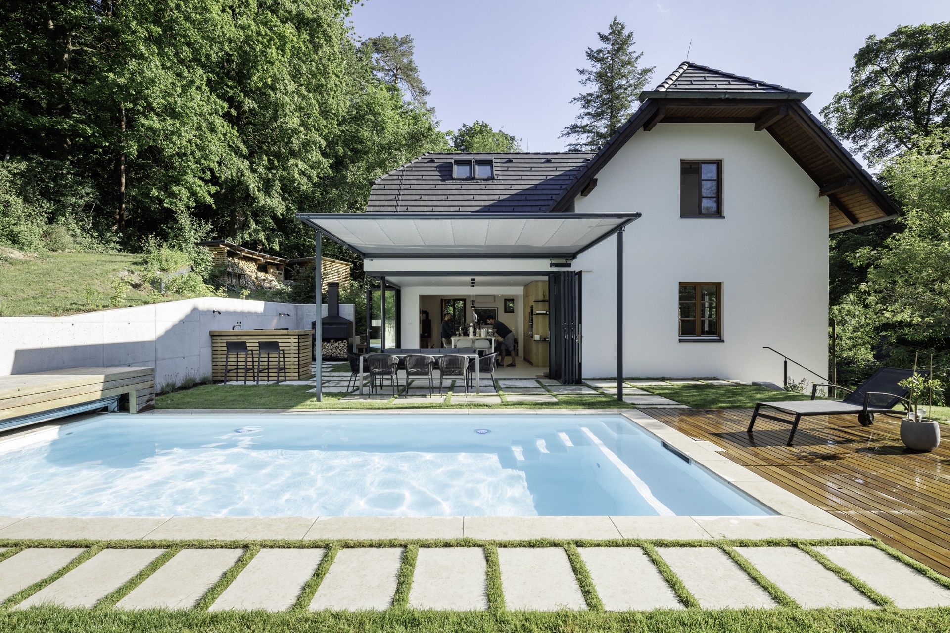 Solarlux präsentiert ein fertig saniertes Einfamilienhaus mit großem Terrassenbereich, der über Glasfaltwände von der Küche mit Essbereich aus erreichbar ist.