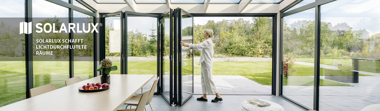 WERBUNG - Solarlux. Ganzglas-Schiebesysteme und Glasfaltwände. Feier Blick in's Grüne, in Sekunden geöffnet.