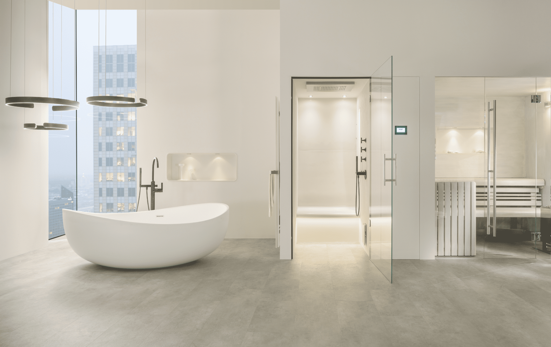 Sommerhuber präsentiert ein Badezimmer mit freistehender Badewanne , einer Sauna mit Glastür und von der Decke hängende kreisförmige Lampen.
