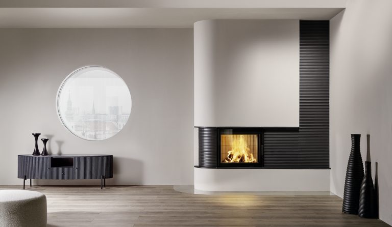 Wohnraum mit Kamin und Keramikverkleidung aus schwarzen Stab und Rillenfliesen von Sommerhuber.