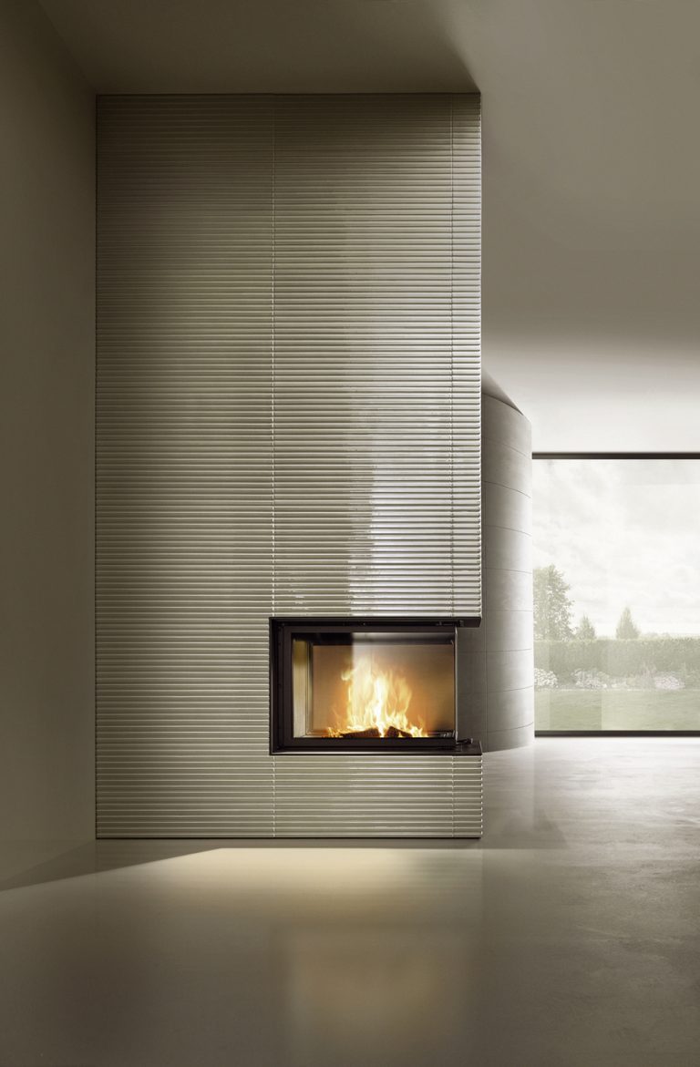 Kamin mit Verkleidung aus glänzend beigen Keramikmosaikfliesen in einem Stab und Rillendesign von Sommerhuber.