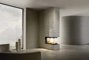Kamin mit Verkleidung aus glänzend beigen Keramikmosaikfliesen in einem Stab und Rillendesign von Sommerhuber.