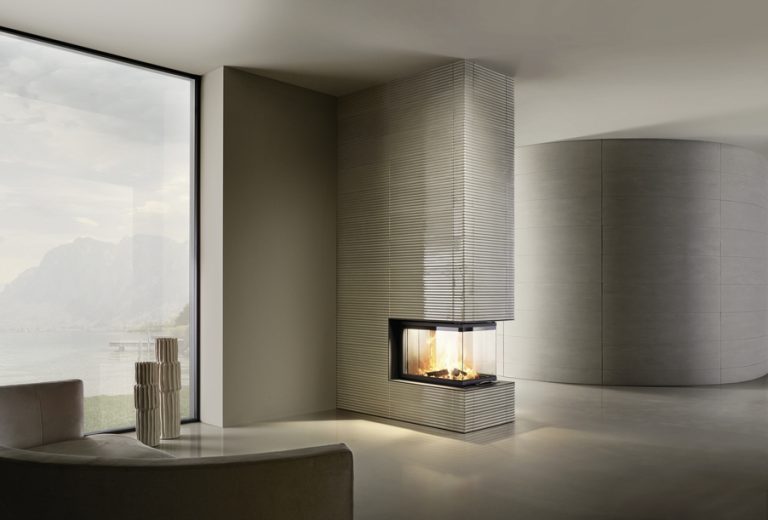 Kamin mit Verkleidung aus glänzend beigen Keramikmosaikfliesen in einem Stab und Rillendesign von Sommerhuber.