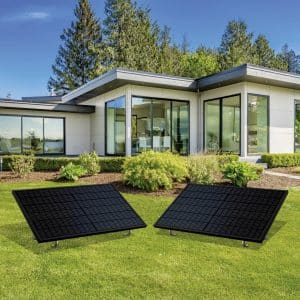 Moderner Bungalow mit Photovoltaik-Module von SONNENKRAFT vor dem Haus am Rasen aufgestellt.