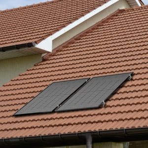 Einfamilienhaus mit Photovoltaik-Module von SONNENKRAFT auf dem Satteldach montiert.