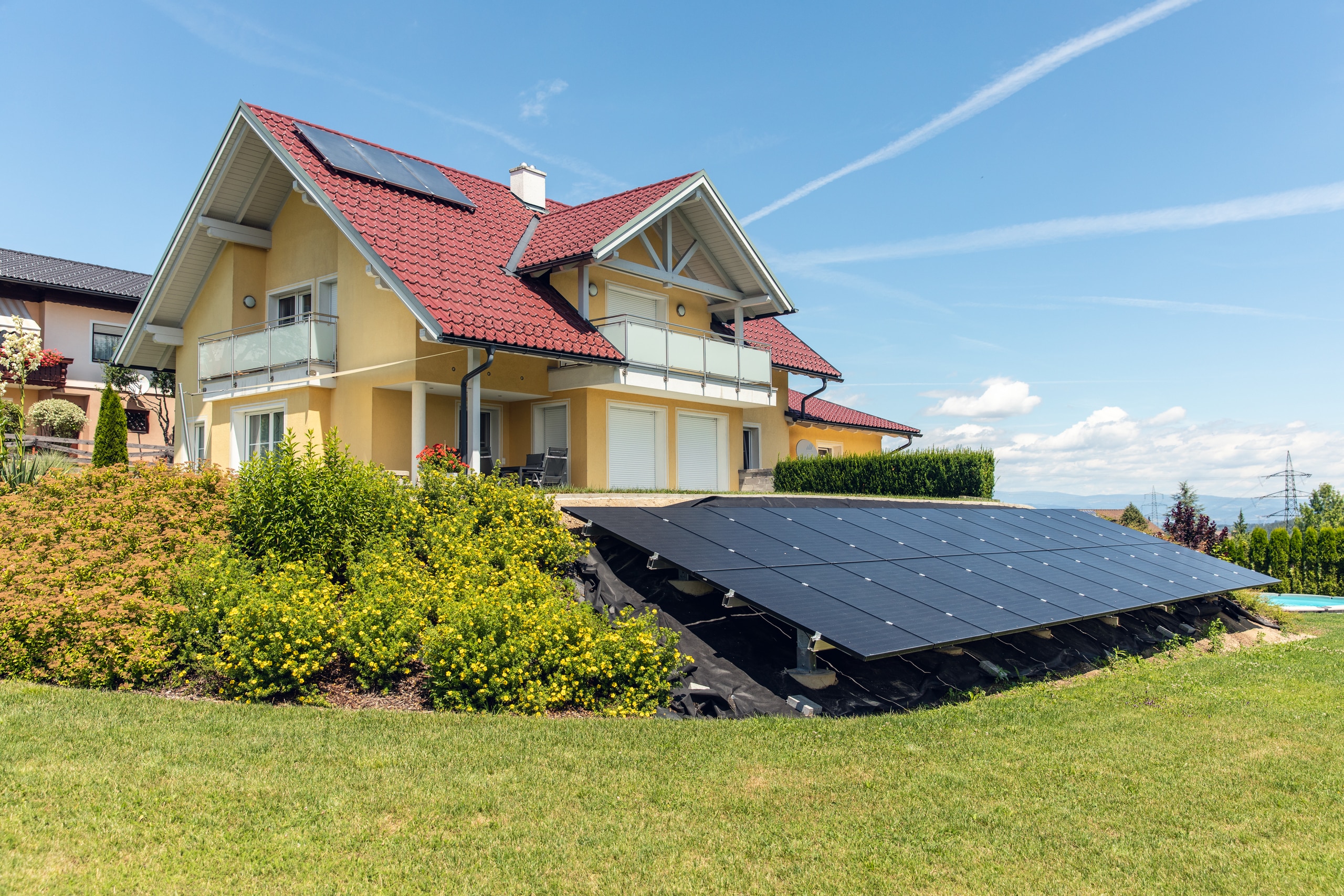 Einfamilienhaus mit großer Gartenfläche, 3 dachmontierten Solar-Modulen und einem großformatigen Gartenkraftwerk mit Unterkonstruktion von Sonnenkraft.