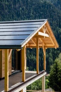 Haus in Holzriegelbauweise während der Bauphase mit einem Satteldach bestehend aus Solarschindeln von Sonnenkraft.