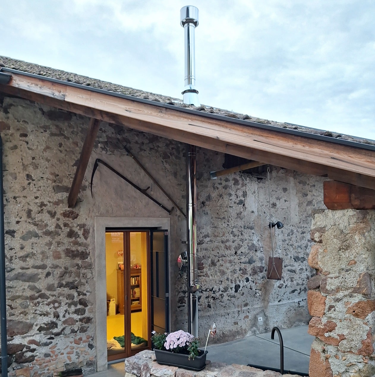 Alt trifft neu und wird zum perfekten Mix! In Südtirol wurde eine neue Abgasanlage NiroLine DW 25 an einem Wohnhaus verbaut. Die Steigleitung für den nachträglich eingebauten Kaminofen an der Fassade wurde im bewährten doppelwandigen Edelstahl-System von Stocker ausgeführt.