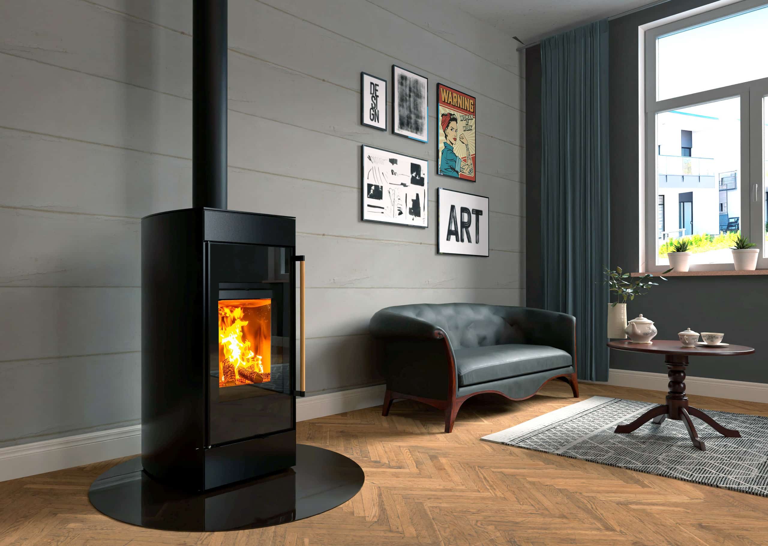 H Stocker präsentiert den wassergeführten Kaminofen Seespitz in Schwarz mit schwarzer ovaler Funkenschutzplatte in einem Wohnraum.