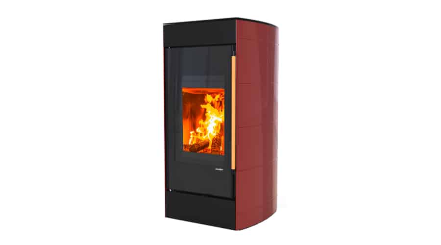 H Stocker präsentiert den wassergeführten Kaminofen Seespitz mit roten Seitenwänden und schwarzer Front.