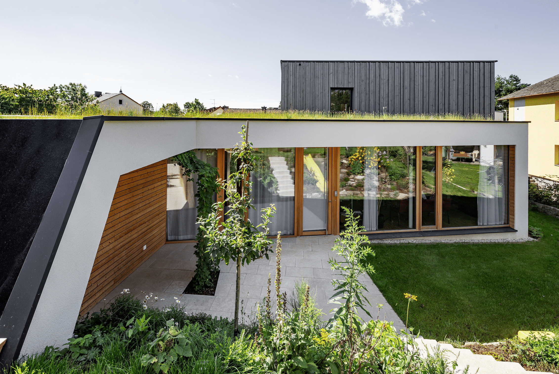 Capatect Baustoffindustrie zeigt modernen Bungalow mit Hanfdämmung und Dachbegrünung.