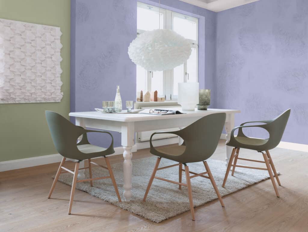 SynthesaGruppe zeigt ein Esszimmer mit Kreativtechnik an einer lavendelfarbenen Wand.