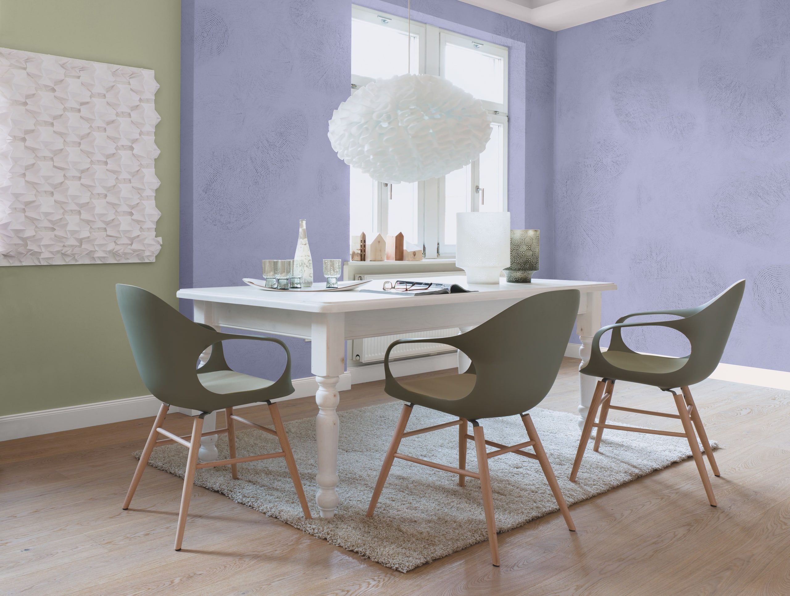 SynthesaGruppe zeigt ein Esszimmer mit Kreativtechnik an einer lavendelfarbenen Wand.