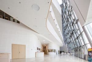 Innenraum der Anton Bruckner Privatuniversität Linz mit Innenfarbe Primador vom SynthesaGruppe.