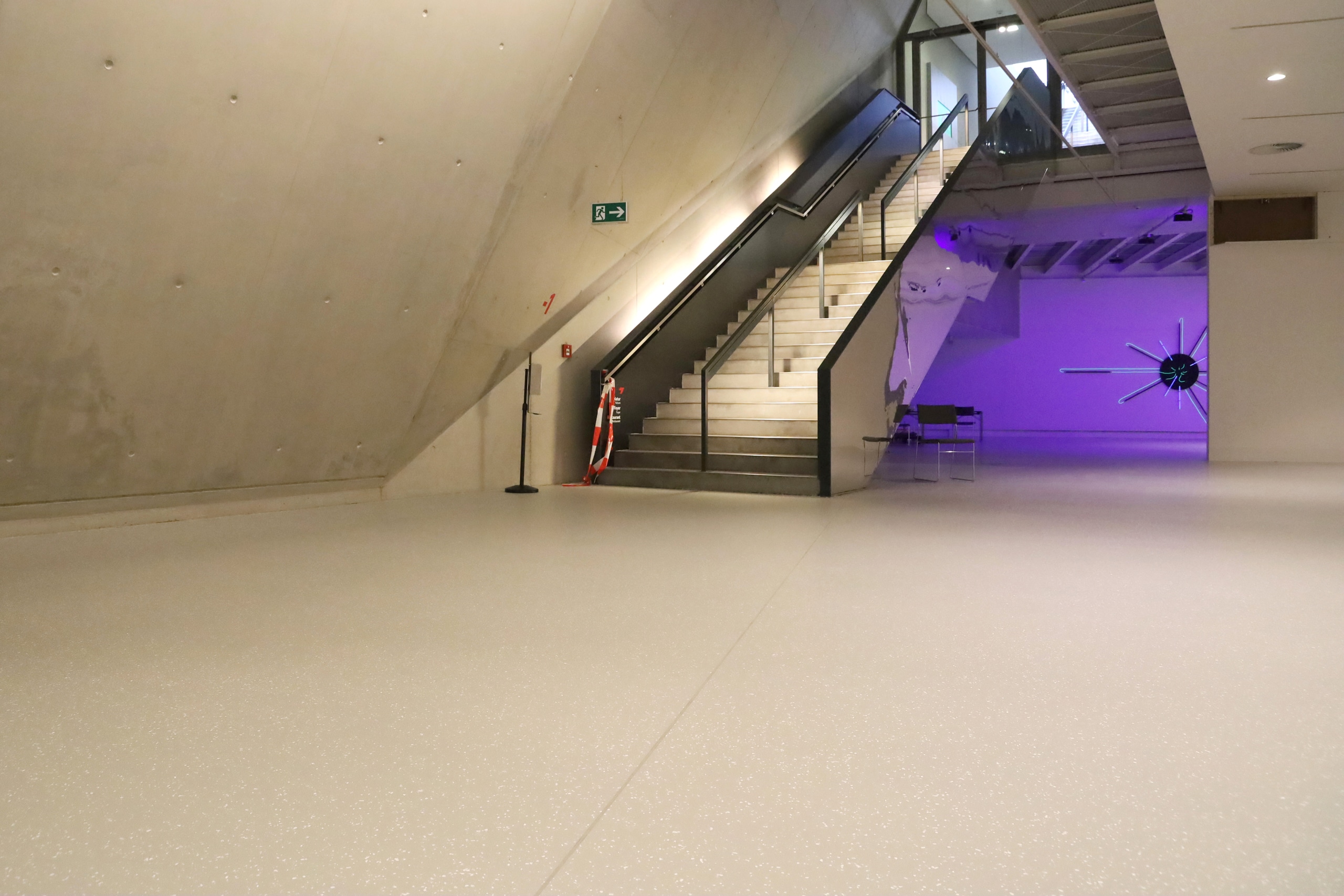 SynthesaGruppe zeigt einen Veranstaltungsraum mit der Bodenbeschichtung Disbon.