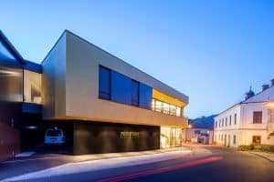 SynthesaGruppe zeigt das Café Reisinger in Gutau mit einer Capagold-Fassade.