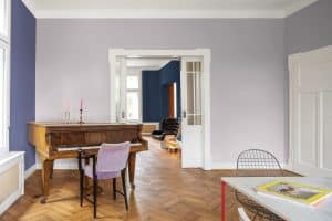 Wohnraum in einem Altbau mit Wandgestaltung von SynthesaGruppe.