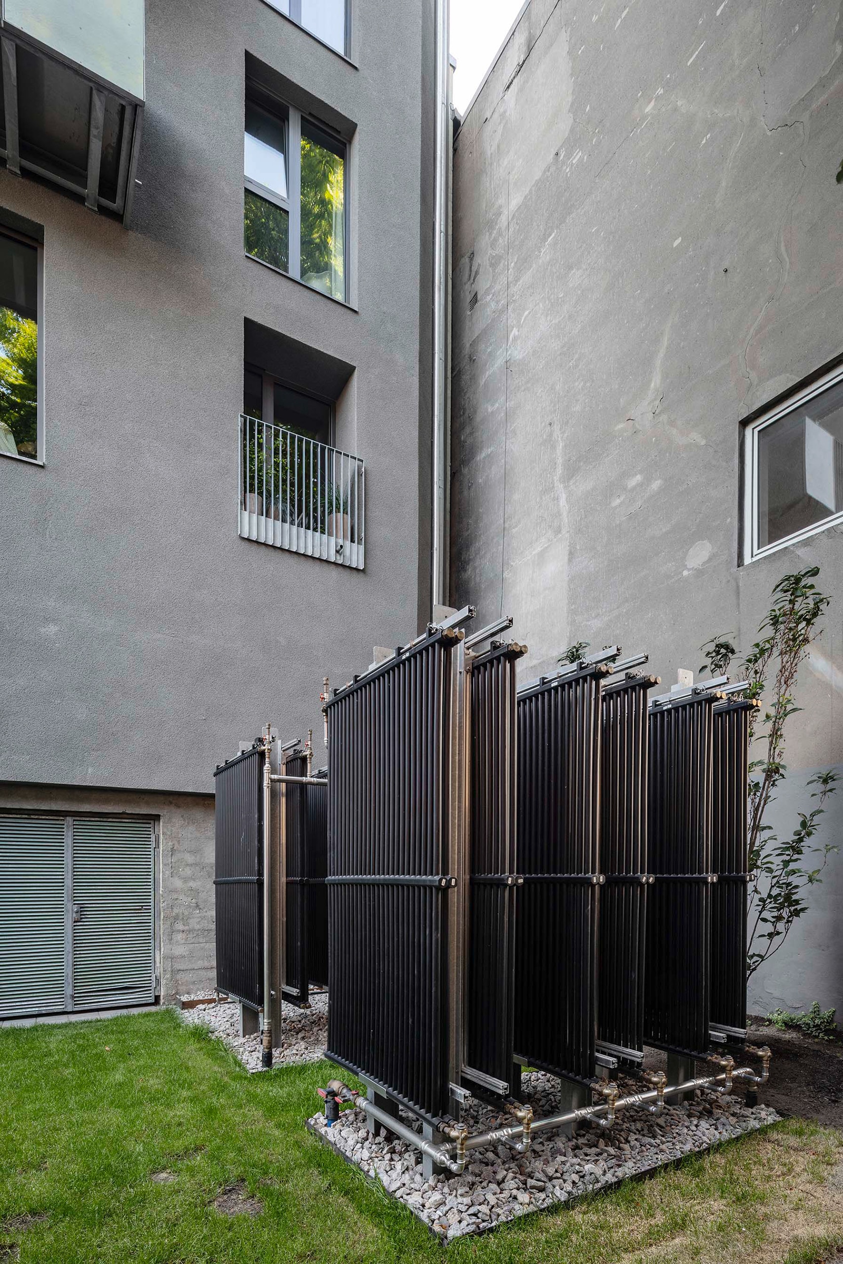 Technische Alternative zeigt das Referenzprojekt Umbau eines Hochbunkers in ein Wohnhaus in Hamburg. Herzstück ist eine 35,6-kW-Wärmepumpe, kombiniert mit 36 Solar-Luft-Kollektoren und einem 110-m³-Solar-Eisspeicher.