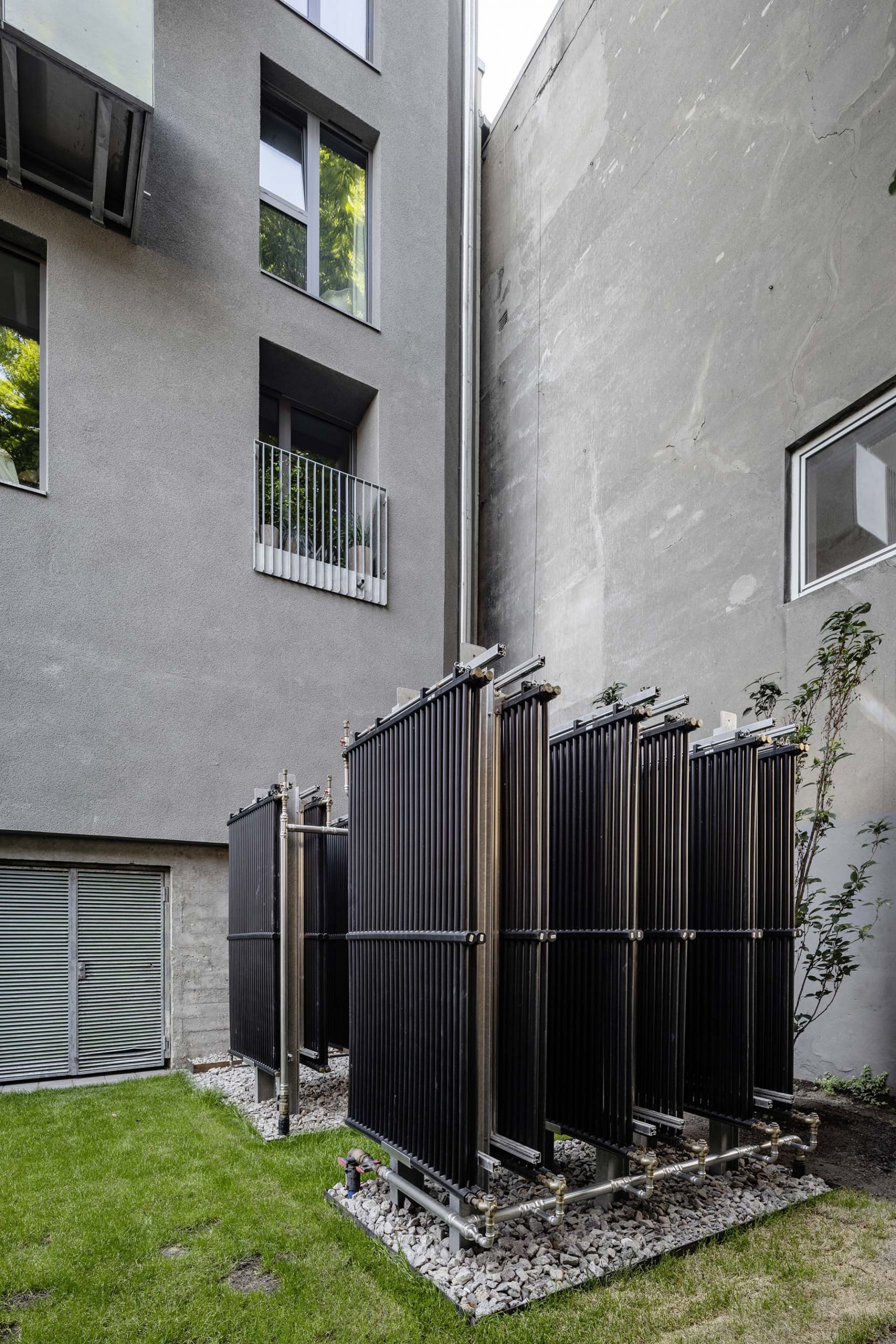 Als Energiequelle für die modulierende 35,6 kW Wärmepumpe und zur Regeneration des Eisspeichers dienen 36 Solar-Luft-Kollektoren.