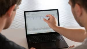 Technische Alternative RT präsentiert die Datenauswertung der Heizungsanlage in einer Kirche.