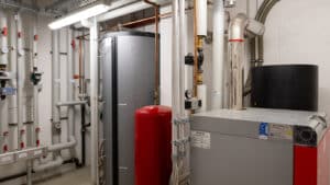 Technische Alternative RT zeigt den Kessel und Puffer der Heizungsanlage in einer Kirche.