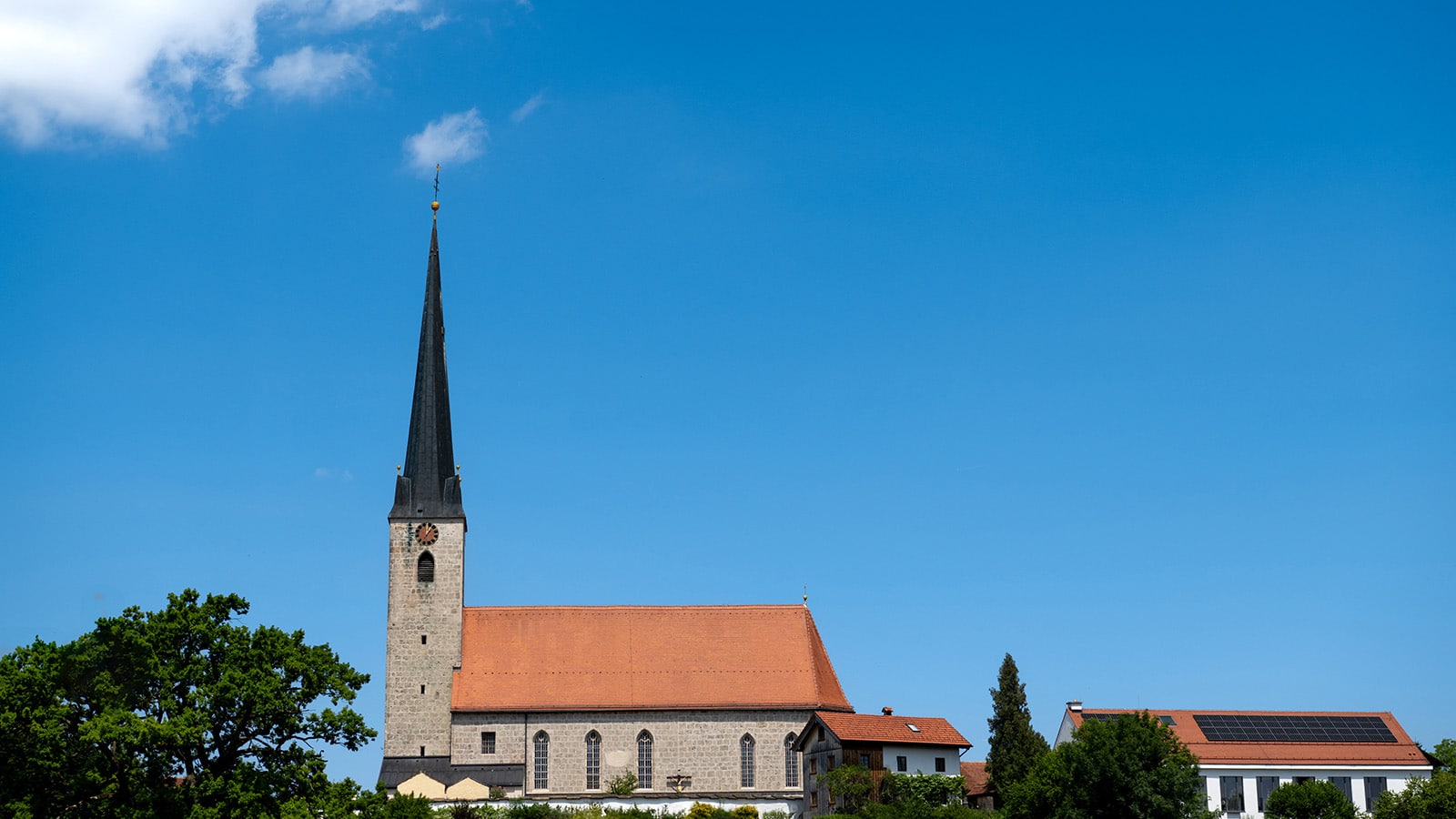 Technische Alternative RT präsentiert die Kirche, in der sie eine moderne Heizungsanlage installiert haben.