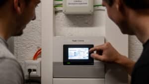 Technische Alternative RT zeigt den Heizungsregler mit Touchscreen in einer Kirche.