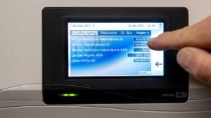 Technische Alternative RT zeigt den Heizungsregler mit Touchscreen in einer Kirche.