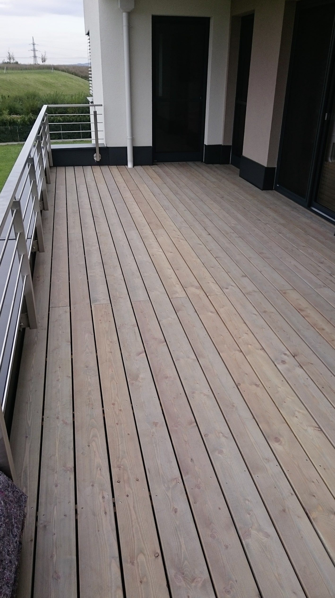 Ein Balkon mit Holzdielen von Richard Teufel.