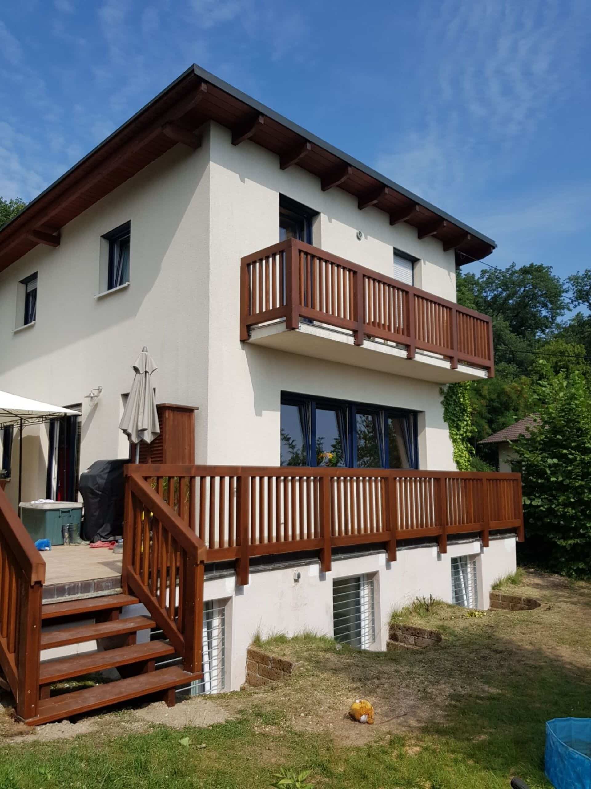 Balkongeländer, Terrasse, Aufgangstreppe und Terrassengelaender eines Hauses aus dunklem Holz von Richard Teufel.