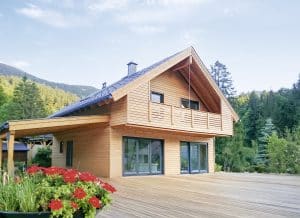 Einfamilienhaus mit Holzbalkon, Terrasse und Holzüberdachung von Zimmerei Richard Teufel.