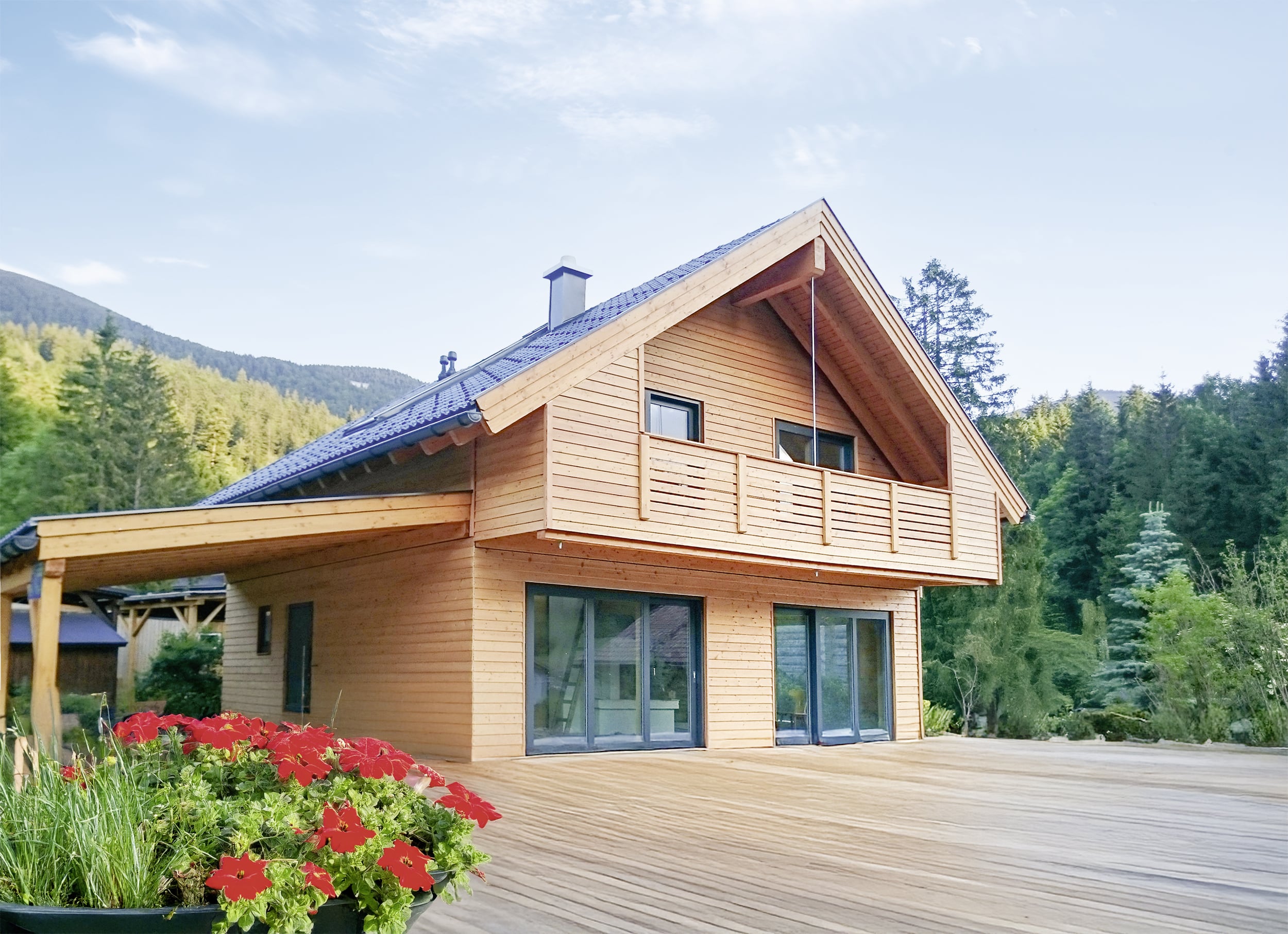 Einfamilienhaus mit Holzbalkon, Terrasse und Holzüberdachung von Zimmerei Richard Teufel.