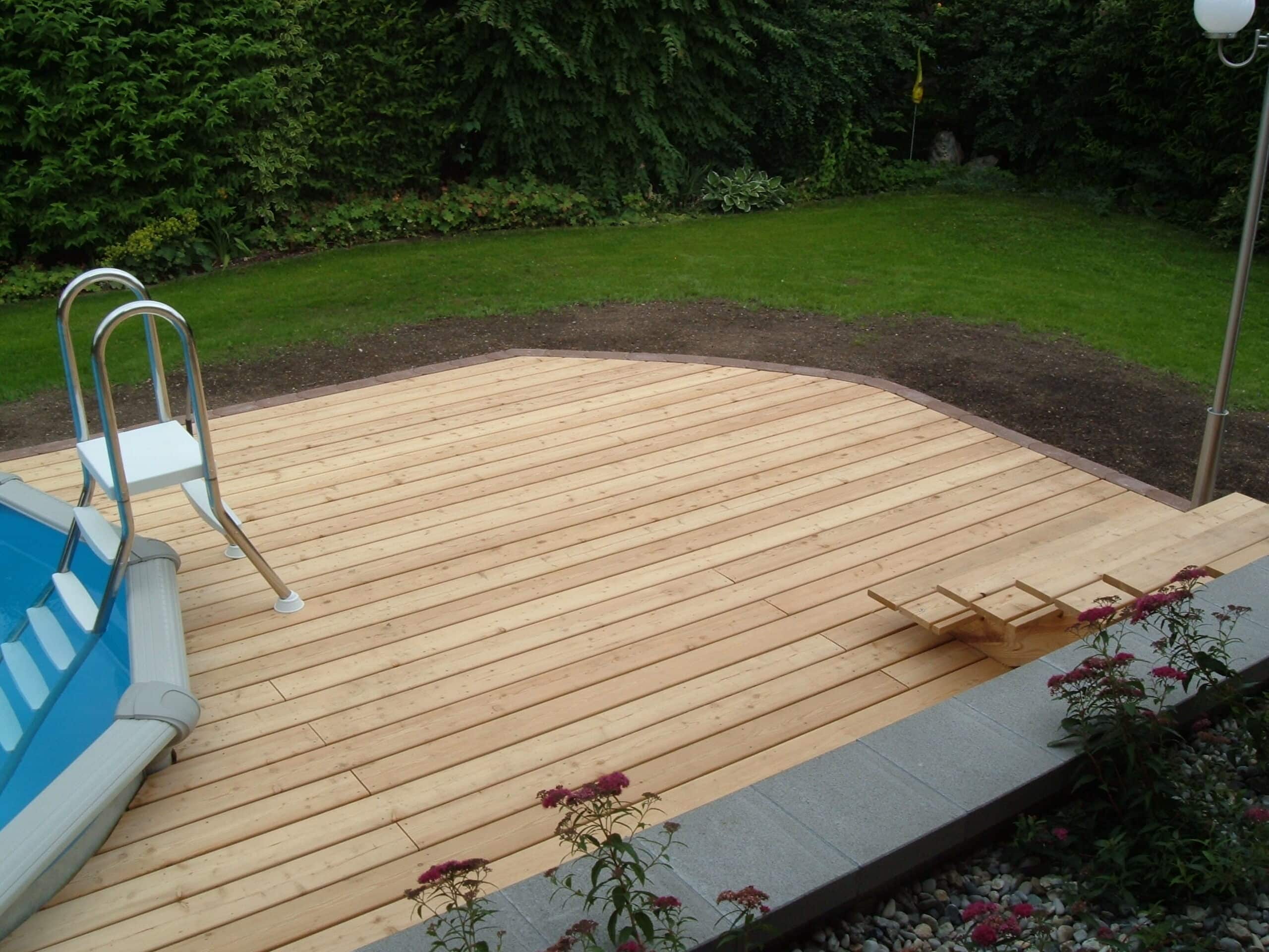 Garten mit Terrassenpodest mit Holzdielen, Treppen, hineingesetztem Aufstellpool und Blumenbeet von Richard Teufel.