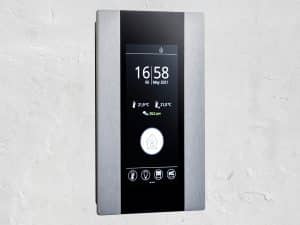 Thermokon Elektronik Components zeigt thanos EVO mit silbernem Designrahmen.