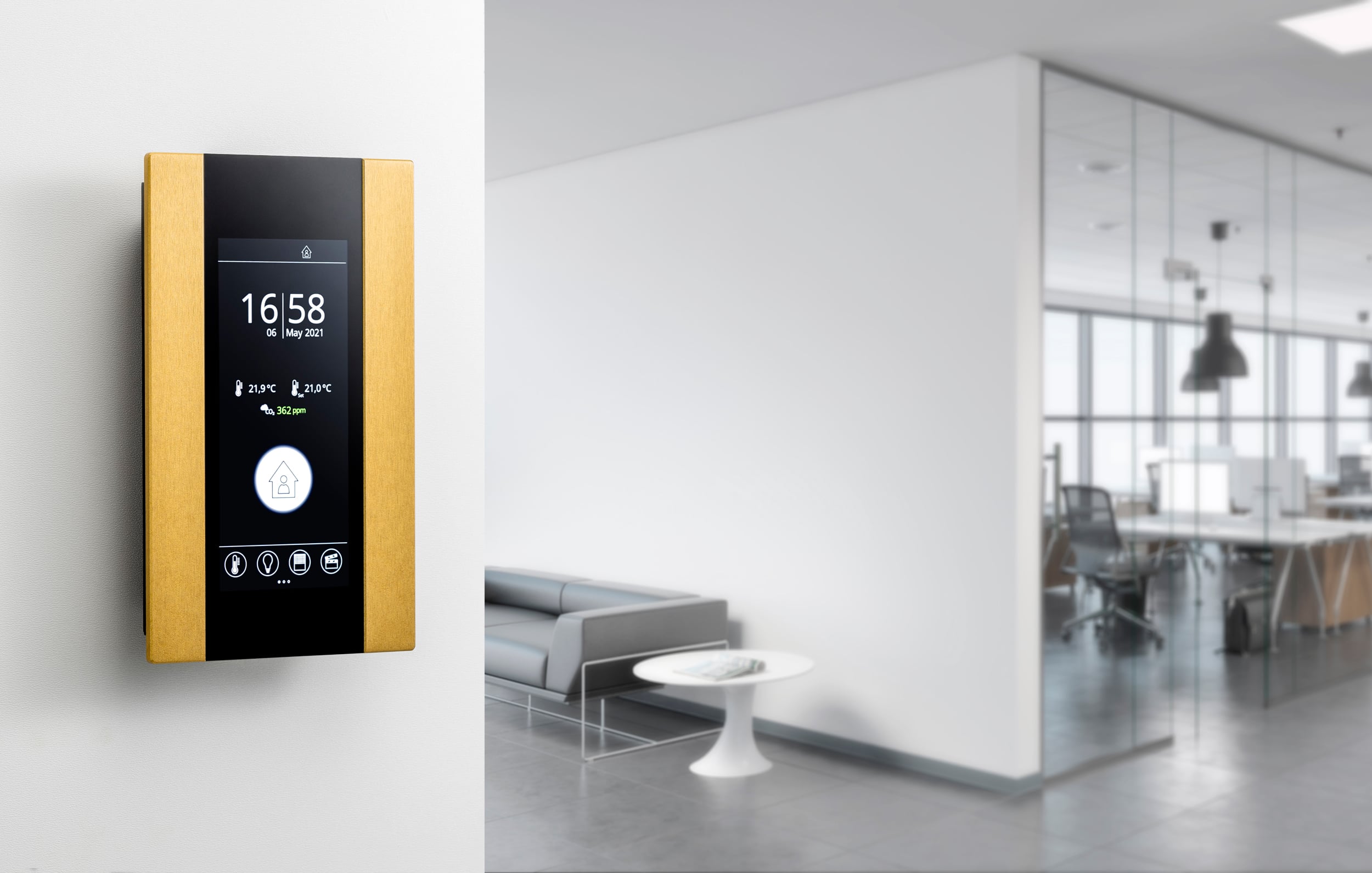 Thermokon Elektronik Components zeigt thanos EVO mit goldenem Designrahmen in einem Büro.