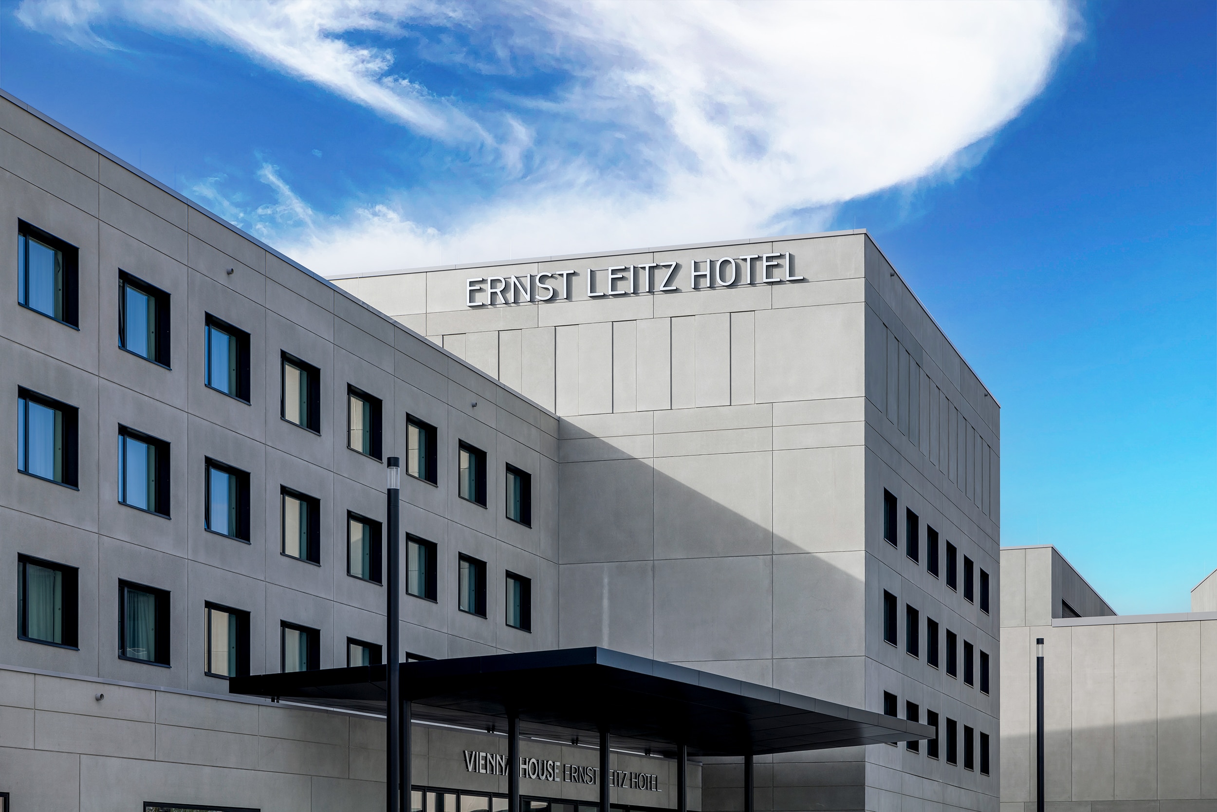 Fassade mit Schriftzug des Ernst Leitz Hotels in Wetzlar.